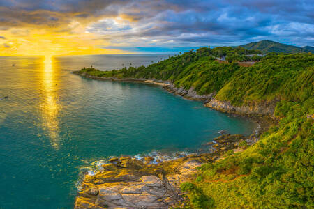 Pôr do sol no Cabo Promthep