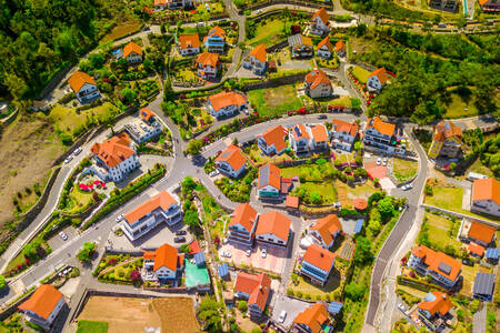 Vedere aeriană a unui sat colorat