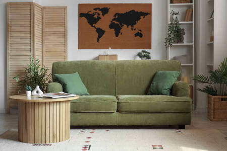 Salon z zieloną sofą i drewnianymi meblami