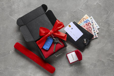 Darčeková škatuľka s kľúčmi, peňaženkou a peniazmi