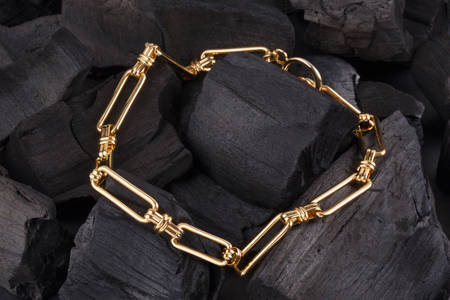 Bracelet en or sur charbon noir