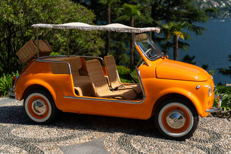 Vieille cabriolet orange