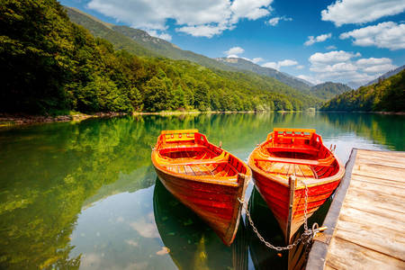 Лодки по езерото Биоград