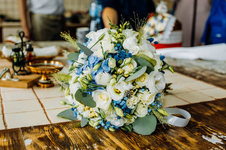 Svatební kytice na stole