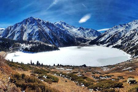 Zamrzlé velké jezero Almaty