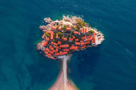 Vista dall'alto del villaggio di Sveti Stefan