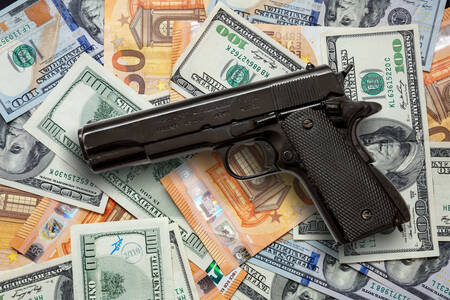 Waffe auf Banknoten