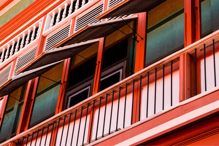 Балкон з дерев'яними віконницями