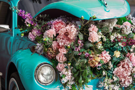 Ρετρό αυτοκίνητο με λουλούδια