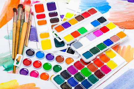Akvarelové barvy a štětce