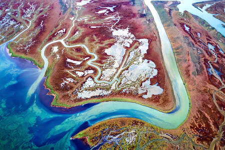 Luchtfoto van de Alyakmon-rivier