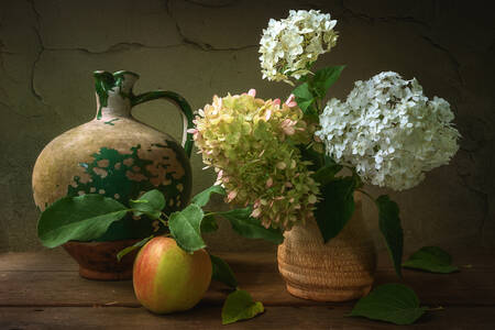 Flores de hortensia en un jarrón
