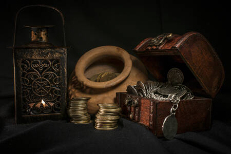 Сандък с монети, лампа и стомна