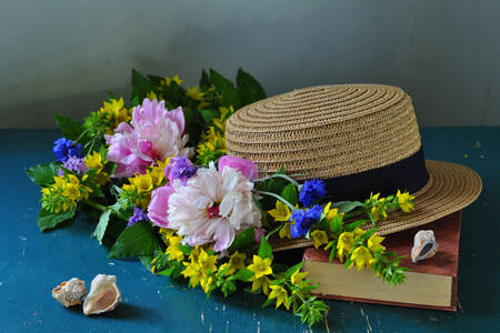 Соломенная шляпа и цветы