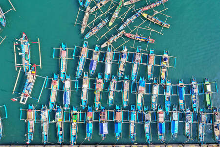 Vista dall'alto delle canoe da pesca