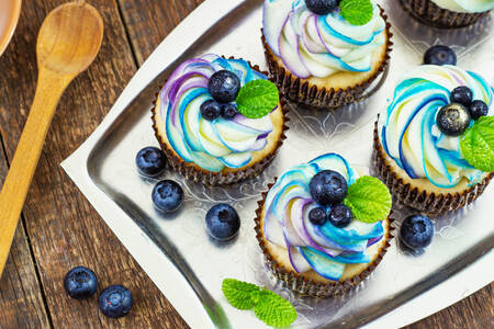 Cupcakes with berries and cream