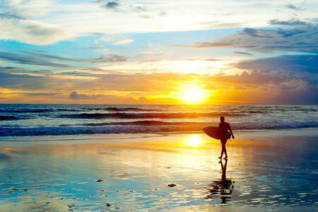 Surfista en la playa