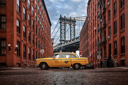 Taxi con il Ponte di Manhattan sullo sfondo