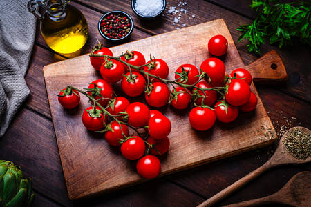 Tomates cereja em uma tábua de cortar