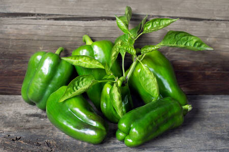 Ardei verzi pe o masă de lemn