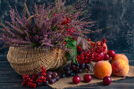 ヒースとガマズミの実が入ったバスケット