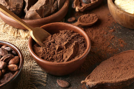 Bol avec du cacao en poudre sur la table