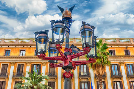 La lanterna di Gaudi nella piazza reale di Barcellona