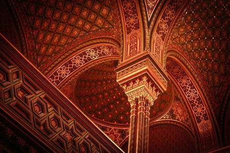 Geometrische Ornamente an den Wänden der spanischen Synagoge