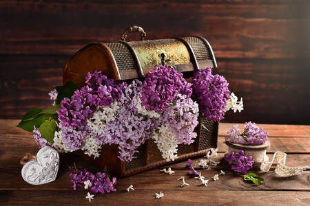 Ramo de lilas en un cofre
