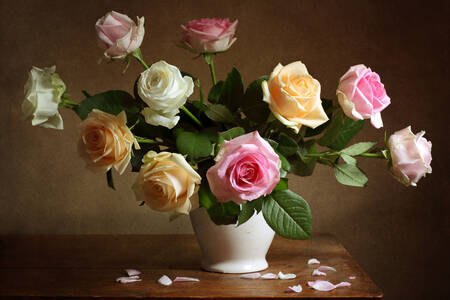 Roses dans un vase blanc