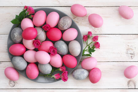 Huevos de Pascua rosas y grises