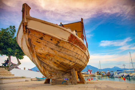 Rybárska loď na pobreží Korintu