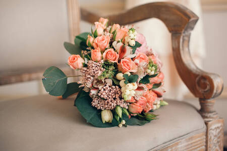 Bouquet de mariée sur une chaise