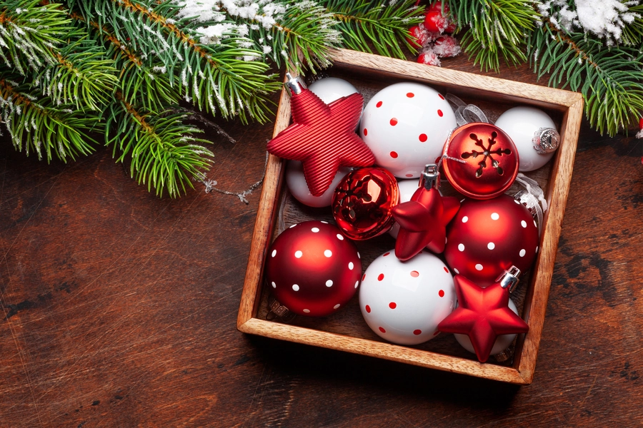 Juguetes navideños en una caja