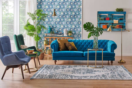Interior da sala de estar com sofá azul