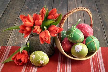 Tulipani e un cesto di uova di Pasqua