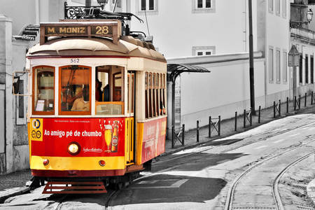 Bunte Straßenbahn in Lissabon