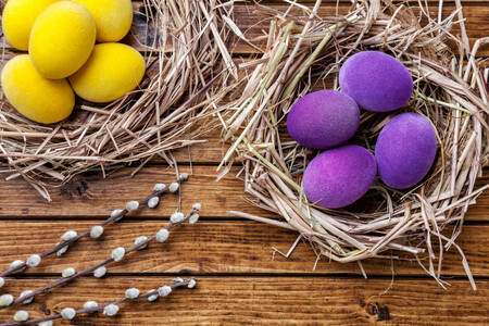 Huevos en nidos sobre la mesa.