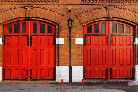 Prédio de tijolos com portão vermelho