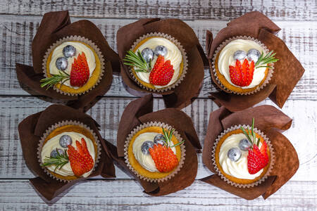 Cupcakes with strawberries and cream