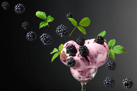 Brombeer-Eis