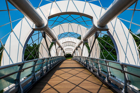 Passerelle piétonne dans le parc Montmartre