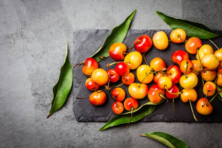 Cerezas amarillas en un plato de piedra