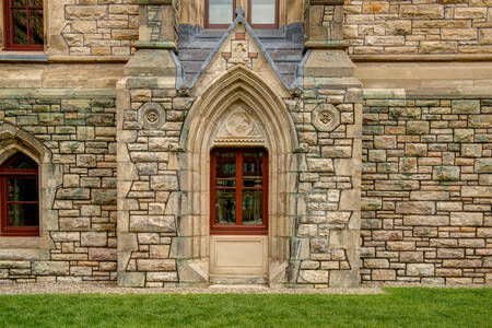 建物のファサードはゴシック様式です