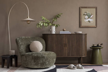 Sala de estar elegante con una cómoda de madera