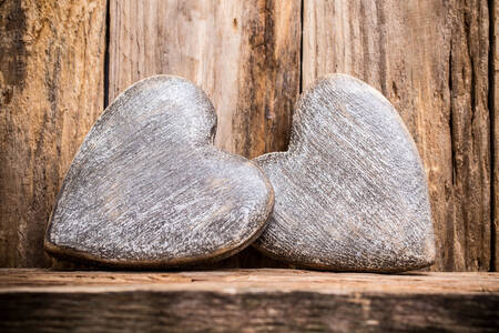 Srca na drvenoj polici