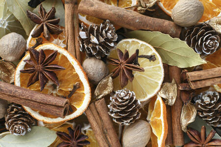 Kurutulmuş portakallar, tarçın çubukları ve kuruyemişler