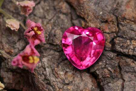 Рожевий дорогоцінний камінь