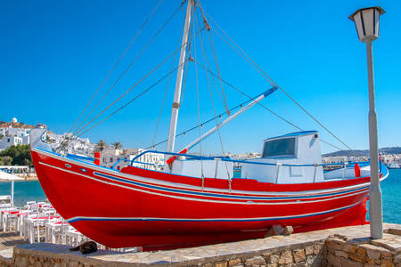 Mykonos adasının limanında tekne