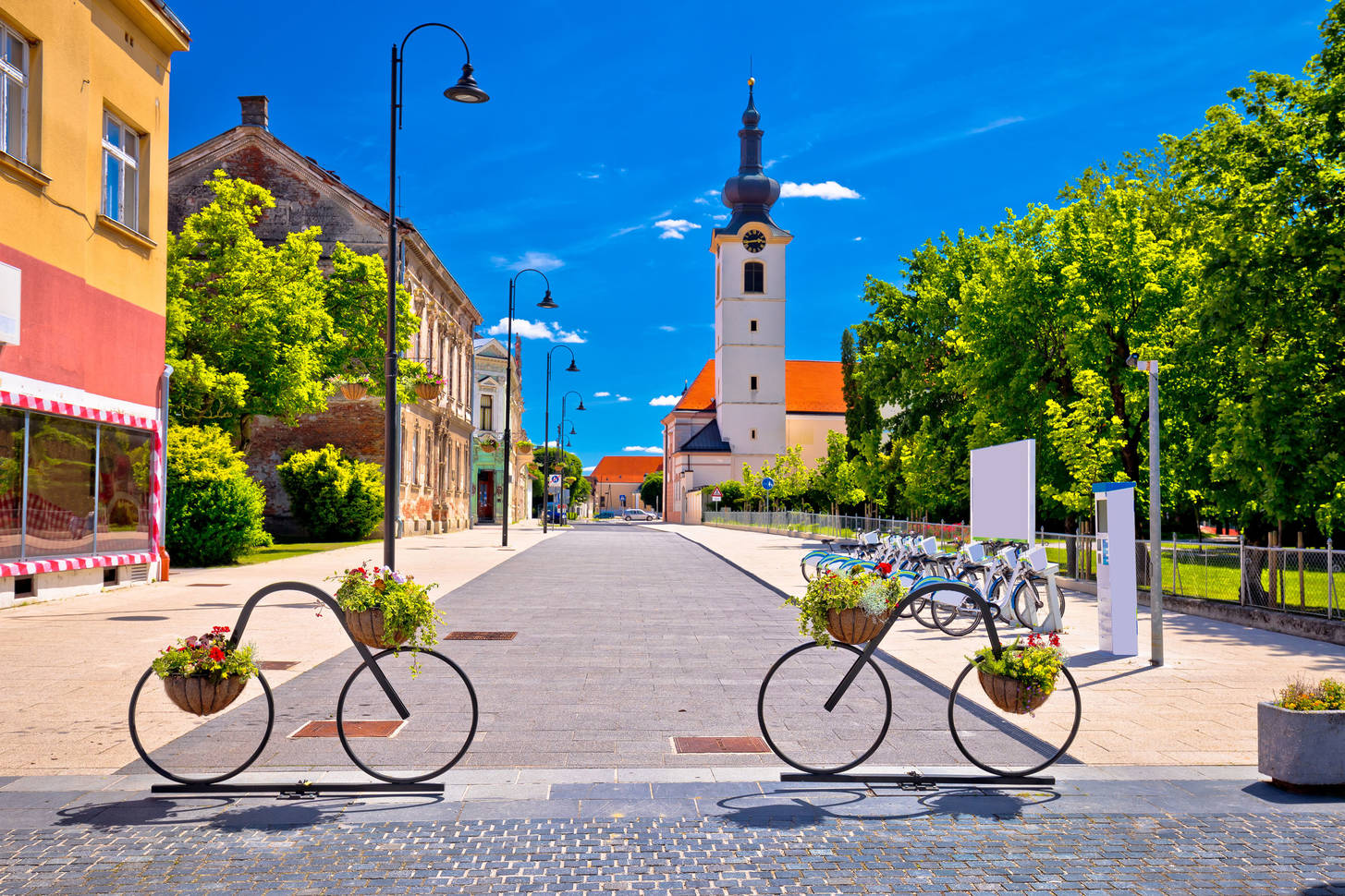 Улица в городе Копривница пазлы онлайн (Страны, Хорватия) Pu